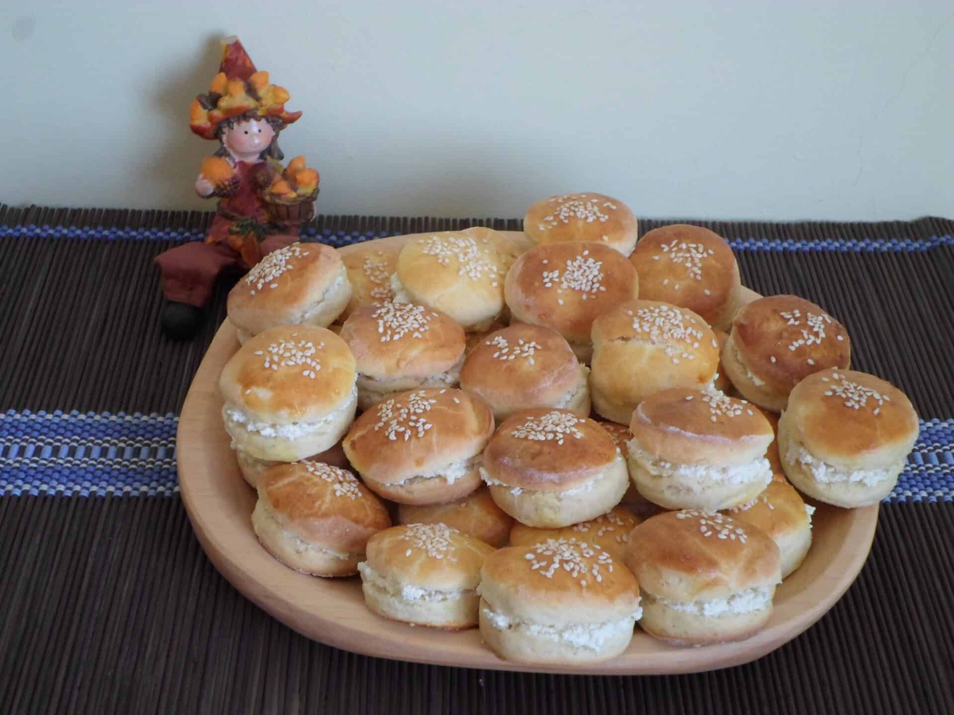 Tökmagolajos túrókrémmel töltött pogácsa