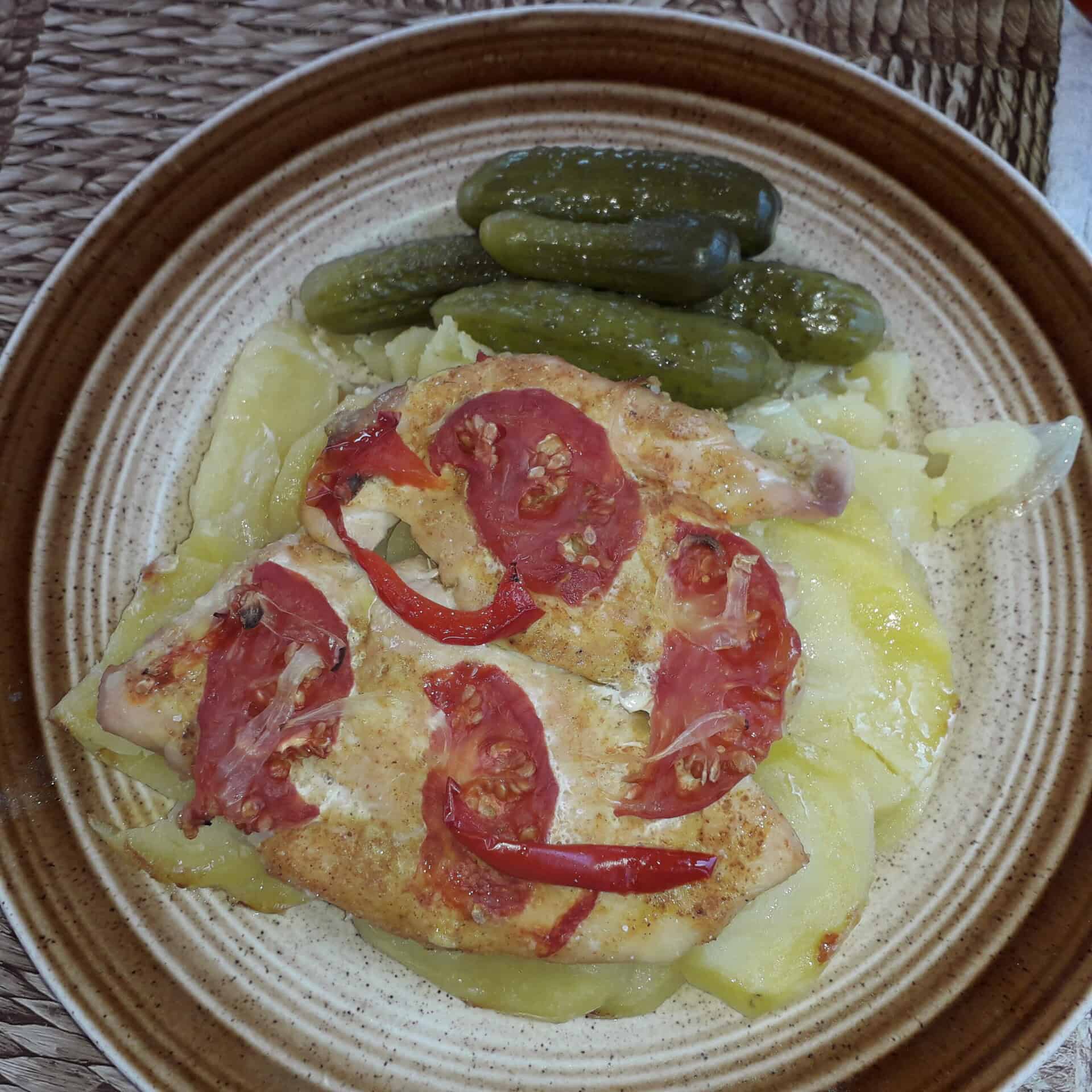 Csirkemell hagymás burgonyán sütve