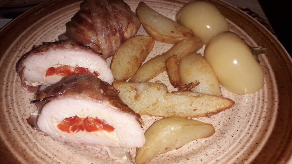 Pulyka medál sajttal és kaliforniai paprikával