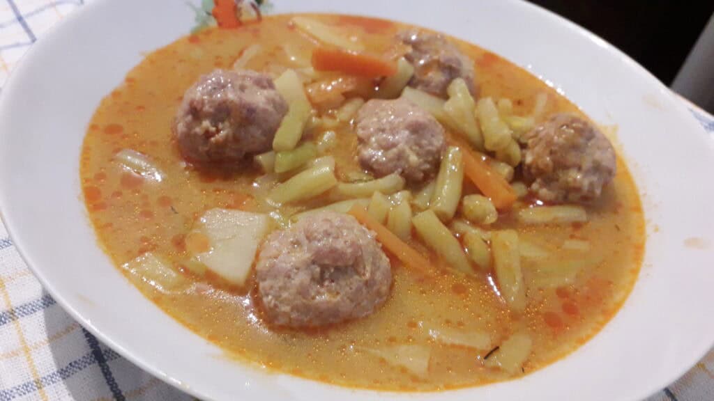 Zöldbableves húsgombóccal