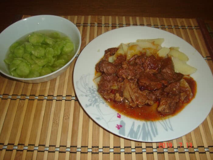 Vörösboros birkapörkölt burgonyával