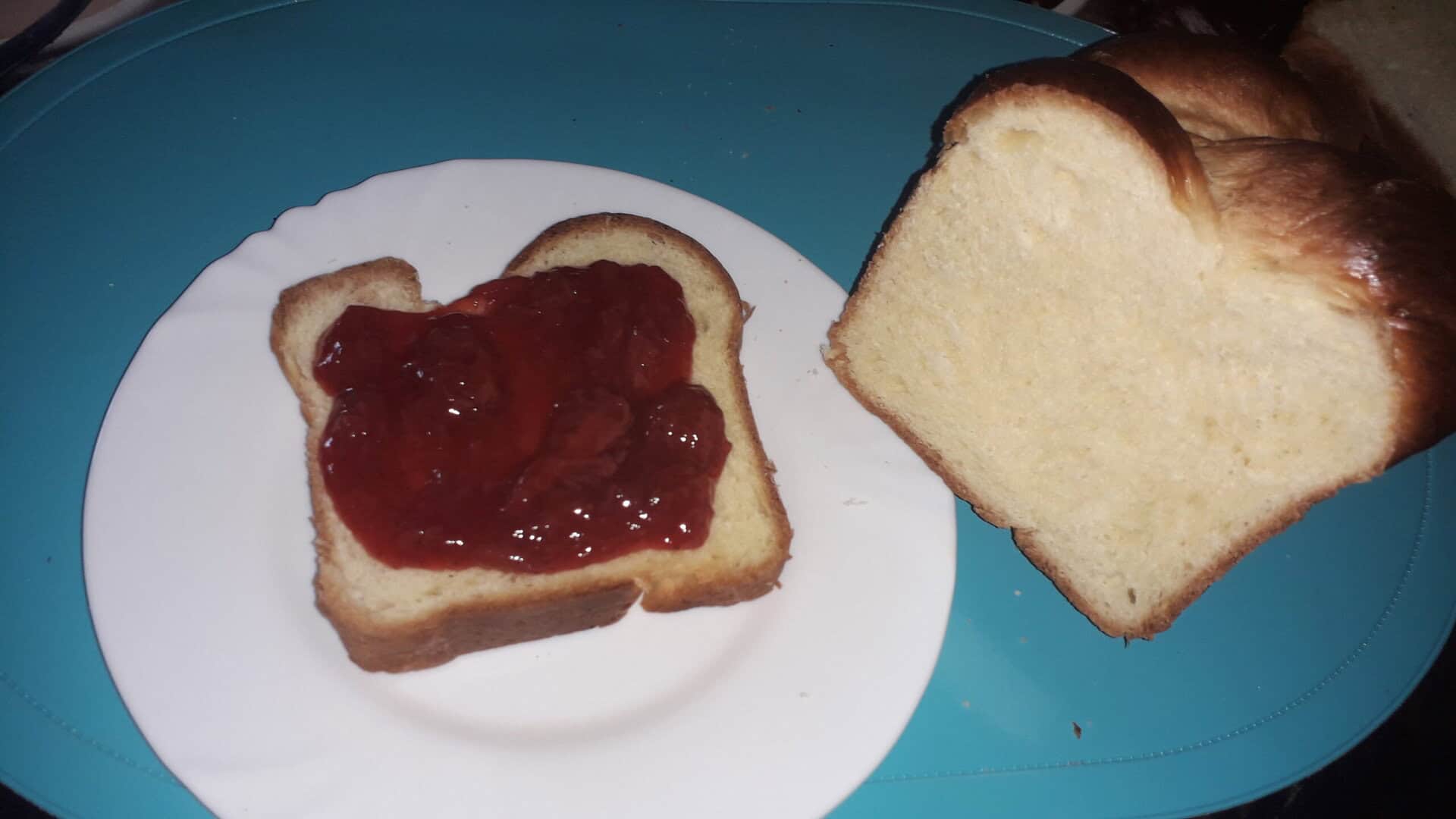 Fonott kalács eperdzsemmel