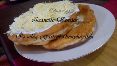 Fokhagymás sajtos tejfölös lángos
