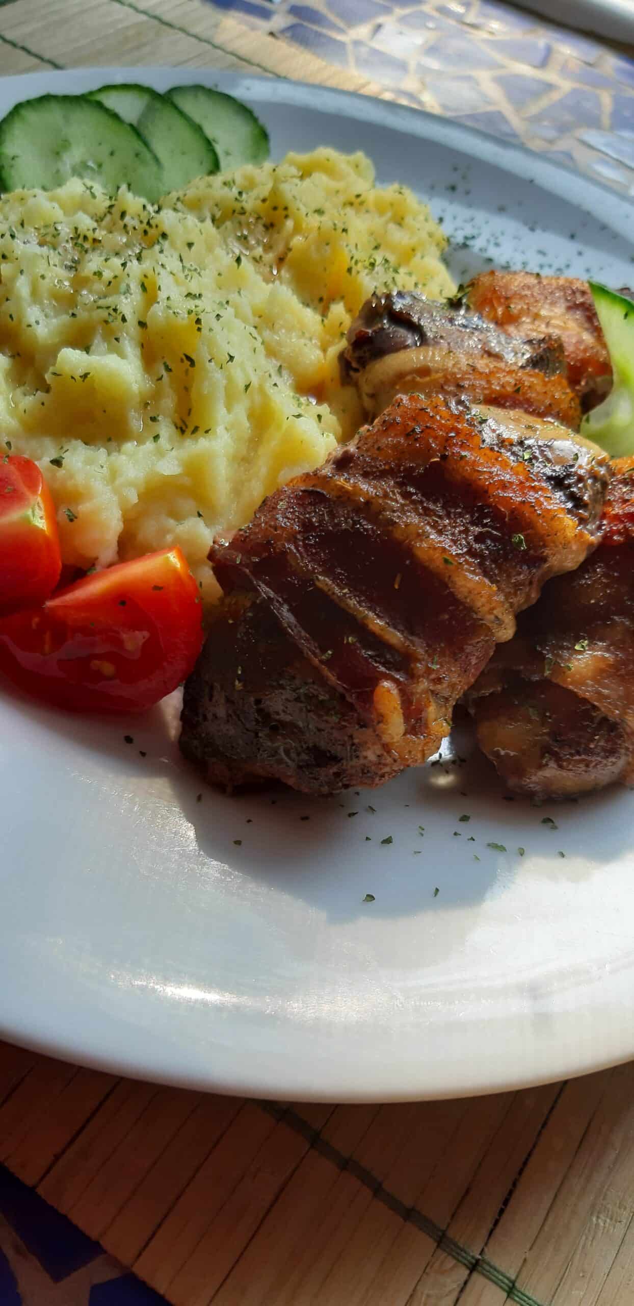 Baconbe tekert csirkemáj burgonyapürével