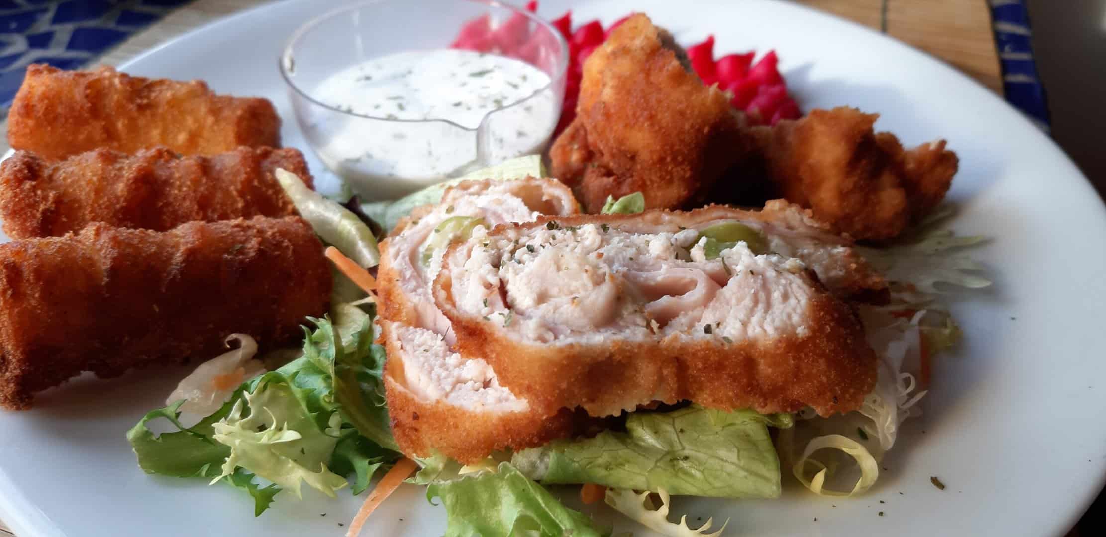 Töltött csirke sajttal-sonkával, csípős paprikával