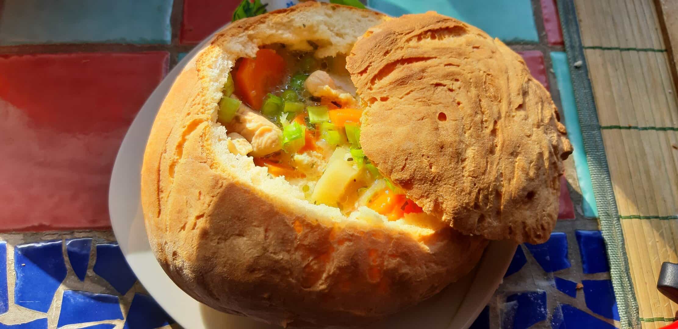 Tárkonyos raguleves házi cipóban