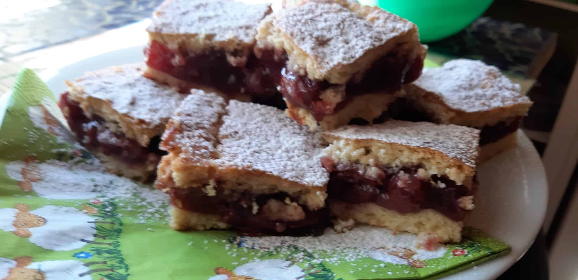 Meggyes pudingos pite