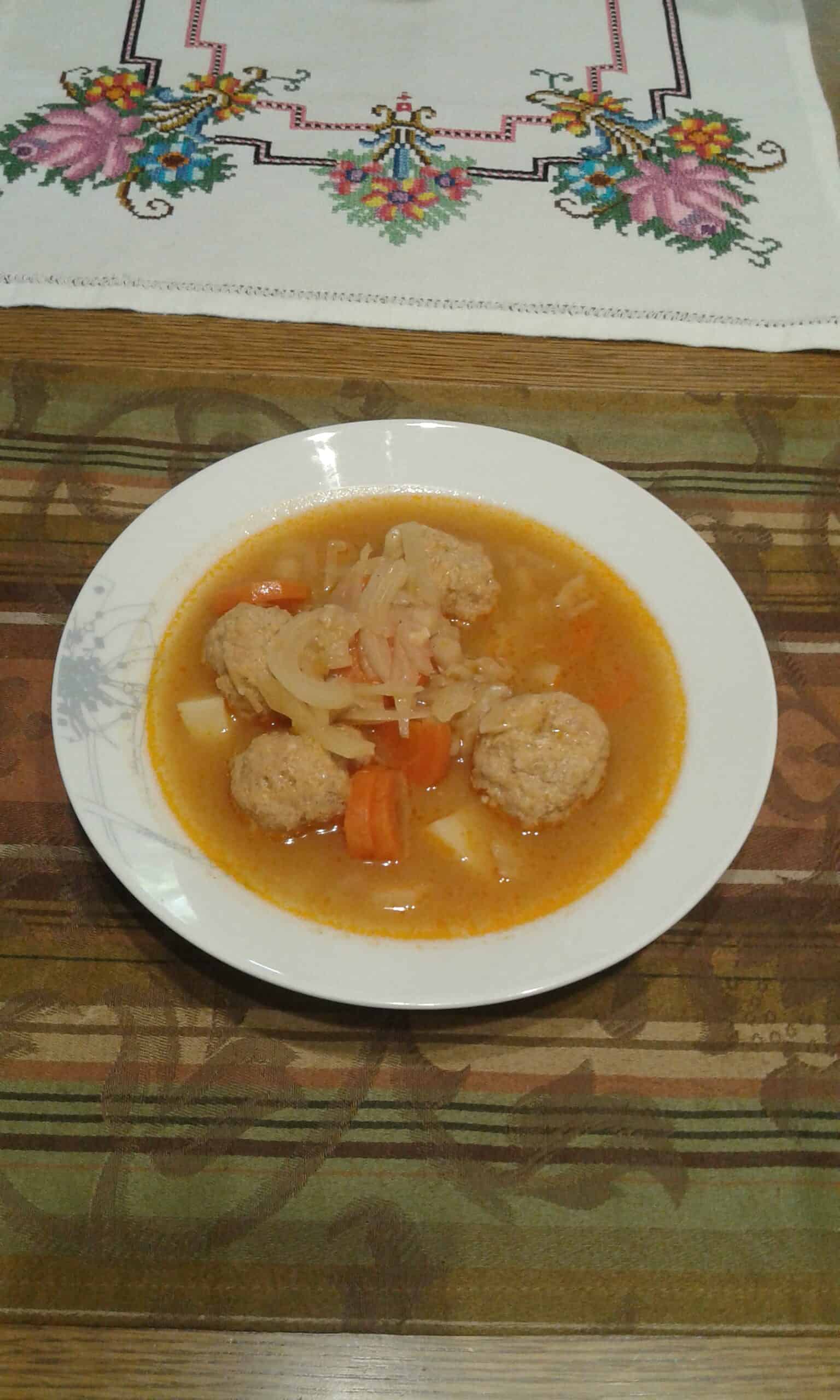 Káposztás húsgombócleves