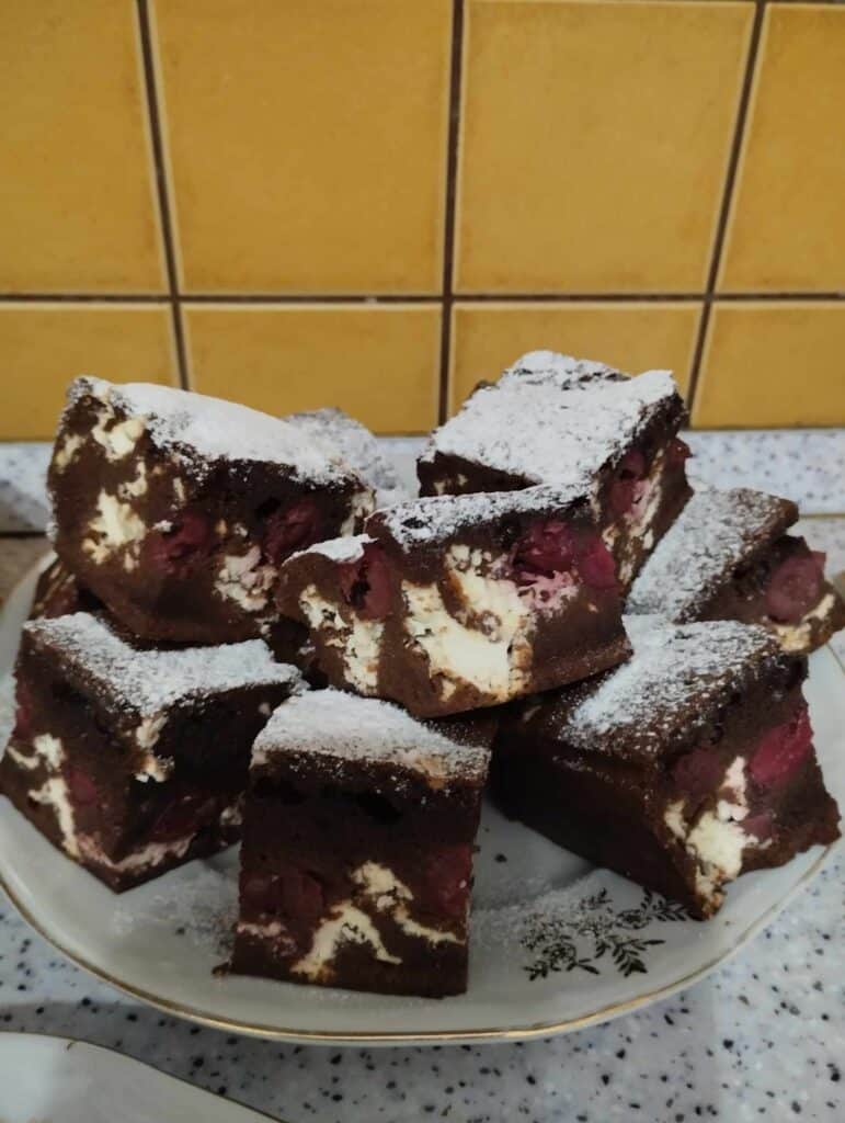 Kevert, kakaós, túrós, meggyes sütemény