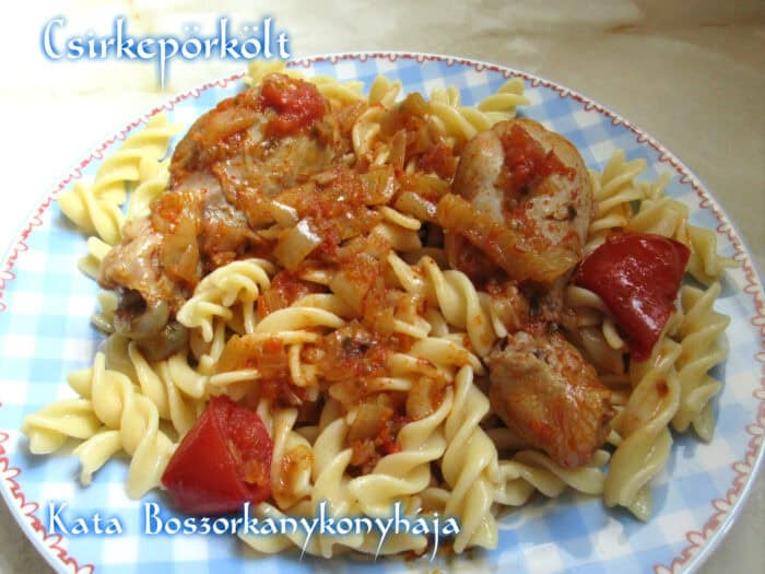 Csirkepörkölt főtt tésztával