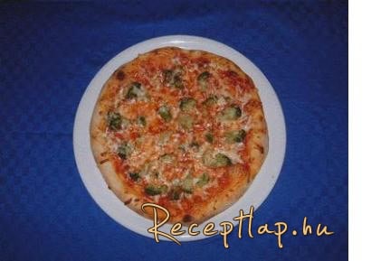 Brokkolis pizza paradicsom szósszal