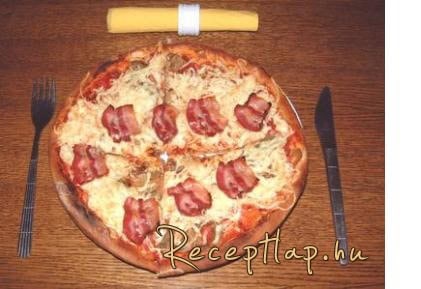 Sajtos baconos pizza