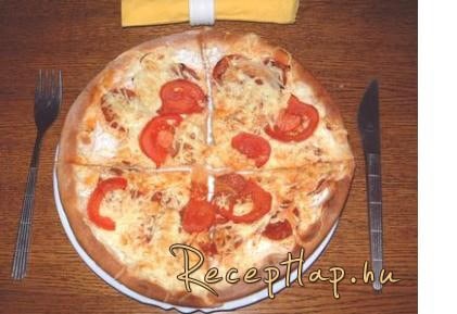 Paradicsomos kolbászos pizza