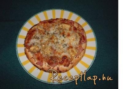 Gombás sonkás kakukkfüves pizza