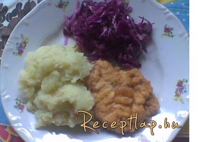 Bundás hús lila káposztával, hagymás krumplival