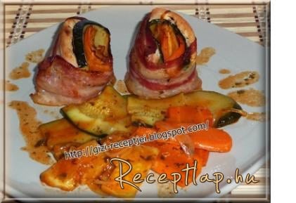 Baconbe tekert csirkemellfilé zöldségekkel.