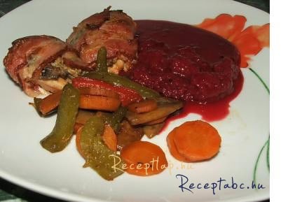 Gombás-baconos jércemell szedermártással