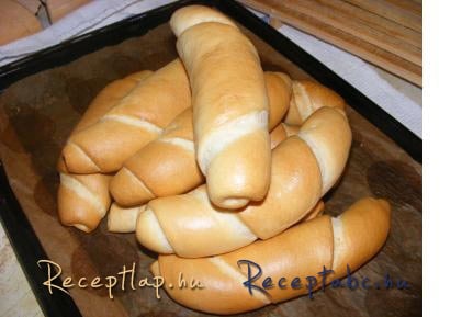 BÉKEBELI FŐTT KIFLI