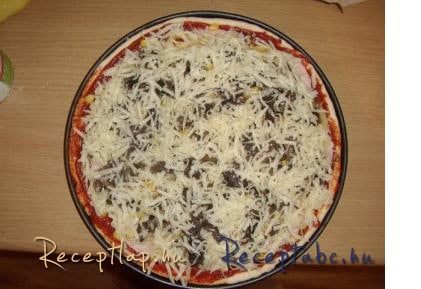 Sonkás-gombás-kukoricás pizza
