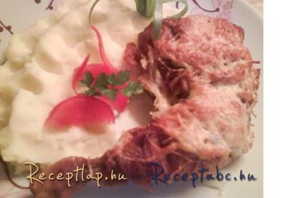 Sajttal baconnal sütött csirkecomb