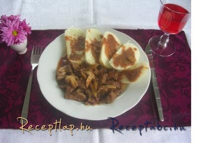 Gombás marhapörkölt knédlivel