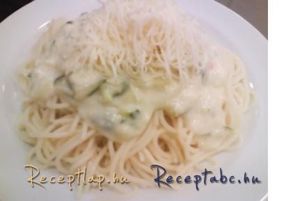 Tejszínes cukkinis spagetti