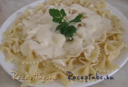 Sajtszószos farfalle