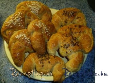 SZEZÁM-ÉS LENMAGVAS KIFLIK ZABLISZTBŐL