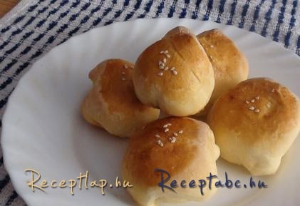 Zsemlék kolbásszal toltve