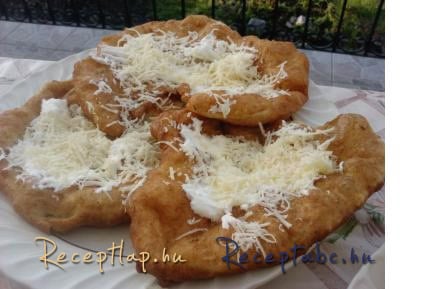 Tejfölös, fokhagymás lángos