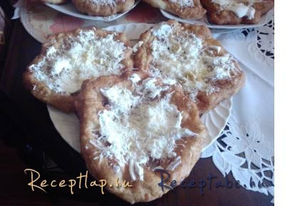Tejfölös lángos