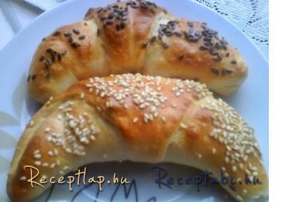 Kolbászos,sajtos töltött kiflik