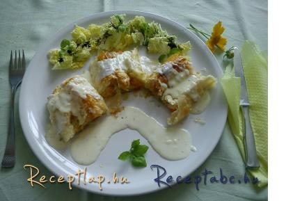 Zöldséges tekercs sajtos öntettel