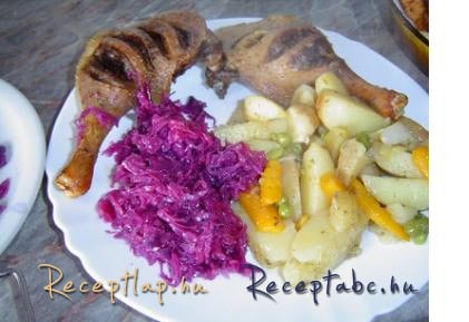 Zöldségágyon sült kacsacomb párolt káposztával