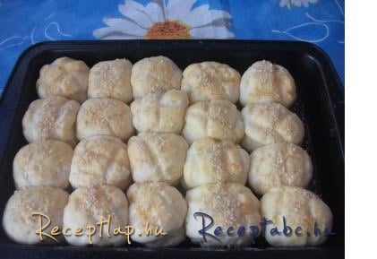 szezámmagos krumplispogi
