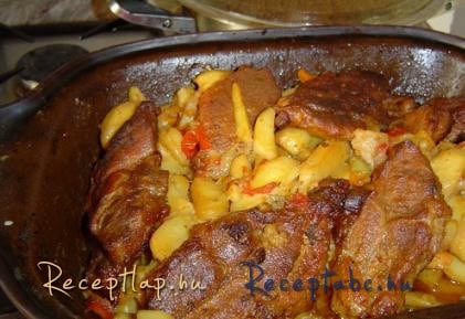 Római tálban sült tarja, zöldségekkelkel.