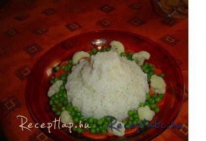 Rizs, desszertes gyűrüben tálalva.