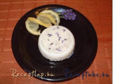 Panna cotta levendulavirággal