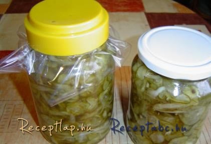 Vegetás uborka szeletelve