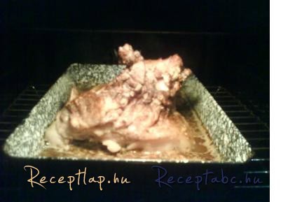 Fűszerekben pácolt,sörben sült disznófej