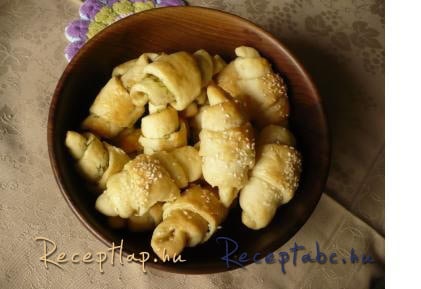 Kapros- sajtos- szezámmagos kifli