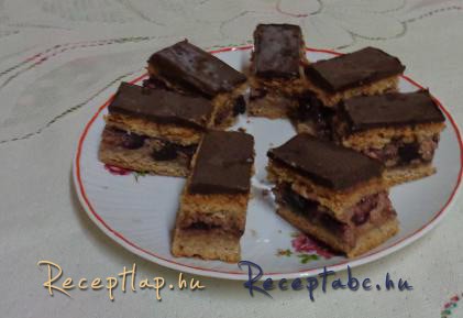 Meggyes- túros-csokis -sütemény