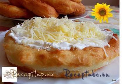 Duplán sajtos joghurtos lángos